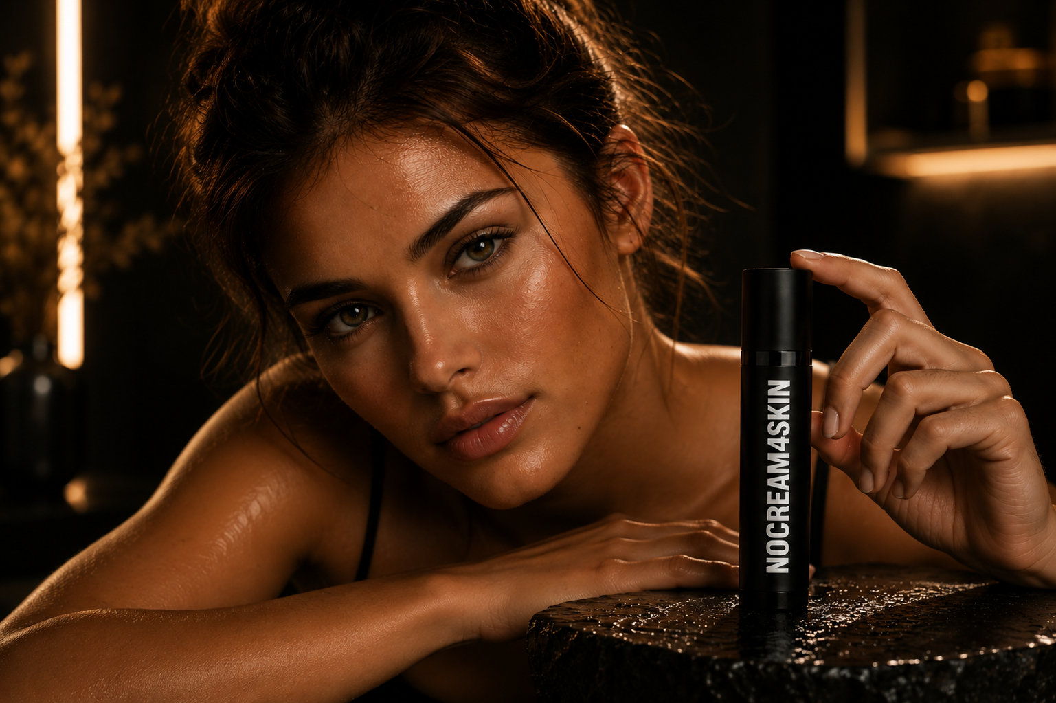Frau hält die NOCREAM4SKIN Sprühflasche